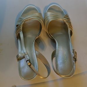 Kitten healed pearl shoes